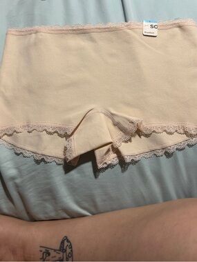 🌧️SO Light Cream Lace-Trim Boyshorts